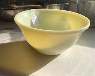 VINTAGE MCKEE JADEITE YELLOW-GREEN BOWL
