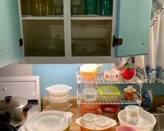 Great collection of vintage Pyrex including bowls, casserole dishes, plates & cups