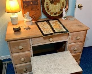 Sweet little desk - the perfect project piece!