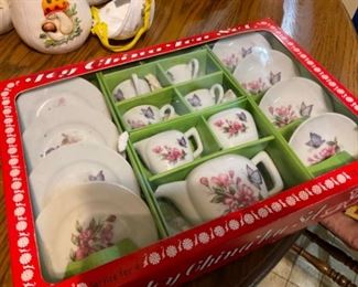 Vintage children’s tea set NIB
