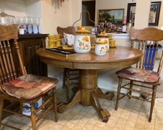 Oak table round with two leaves and four chairs