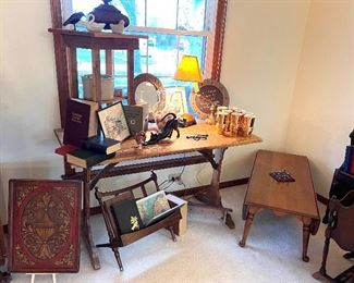 Vintage kitchen table
Ethan Allen coffee table
Magazine rack
Vintage books