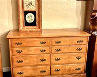 Kling double sold 8-drawer dresser with matching mirror