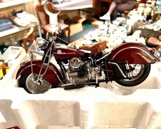 Harley-Davidson 1942 Indian Motorcycle Model 442, precision die-cast model, scale 1:10, articulated hand assembled and minute finished to the highest standards of quality.