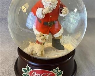 Reproduction Coca Cola Snow Globe. Plays 'I'd Like to Teach the World to Sing...."  Good condition.  Charming