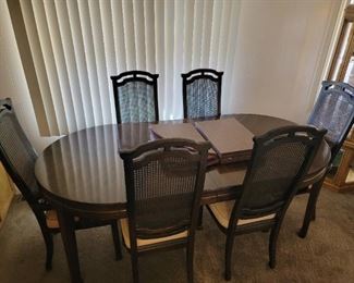 Beautiful table with 2 leafs and 6 chairs