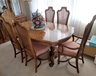 Thomasville dining room table, leafs and 6 chairs