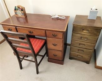 Vintage wood desk. Small 5 drawer chest