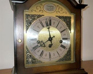 Wind-up mantle clock