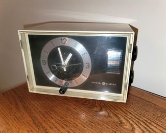 Vintage General Electric clock radio