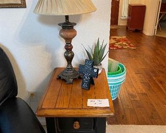 End Table, Lamp, Decor