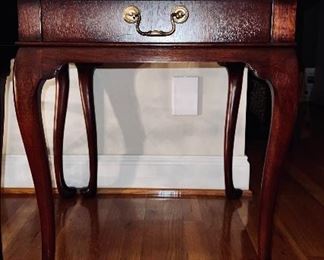 Queen Anne side/end table (paire)