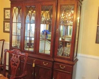 British Classic Ethan Allen Dining Room Suite 