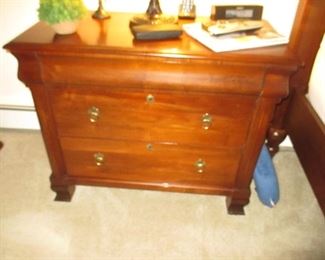 Ethan Allen British Classic King Bedroom Suite ~ 4 Poster Bed Gentleman's Chest ~ Lingerie Chests ~ Two Night Tables (Canopy Included Not Shown) ~ (Mattress Not Included)