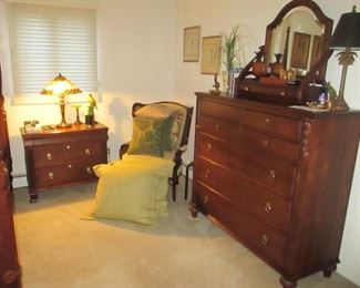 Ethan Allen British Classic King Bedroom Suite ~ 4 Poster Bed Gentleman's Chest ~ Lingerie Chests ~ 2 Night Tables~ Tiffany Style Stained Glass Lighting 