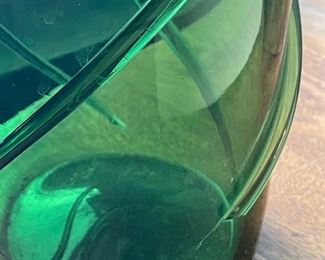 Tiny damage pic, does not affect the functionality 