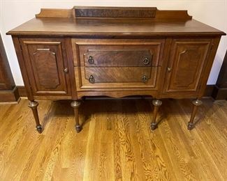 Buffet in fabulous shape...