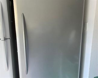 EX LARGE Frigidaire Garage freezer - Chrome Front