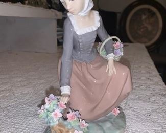 Lladro 5073 - DASIA 1979 Bone China "Country Flowers" Rare and Retired