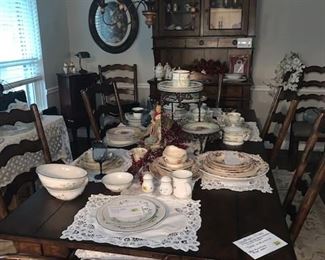 Southern Pines - Dining Room Table with 8 Chairs Star Furniture - Primo Condition  MUST TAKE A LOOK ... Matching Southern Pines HUTCH