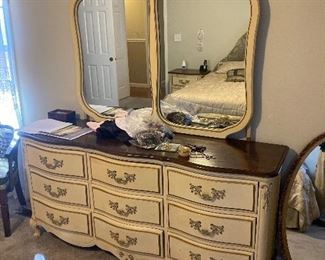 Dresser w/mirror