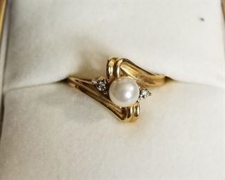 Vintage 14k yellow gold & tiny Diamond ring