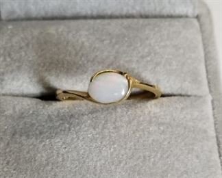 Vintage 14k yellow gold & Opal ring