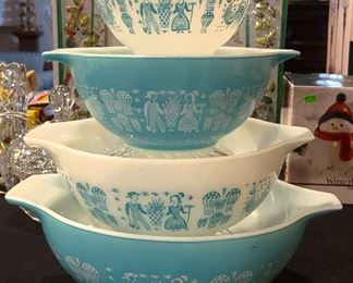 Vintage Pyrex mixing bowl set in like new condition.