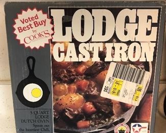 Lodge cast iron 5 qt dutch oven in box