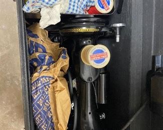 Singer sewing machine with all accoutrements. 