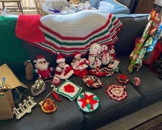The most amazing Christmas yarn art I have seen in some time. Look at that Christmas Tree skirt!