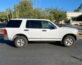 2004 Ford Explorer 237, 000 clean title,  working AC, works good, clean
