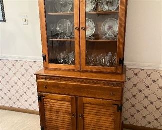 Ethan Allen small china cabinet with pull out serving tray!