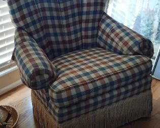 Oversize checkered sitting chair