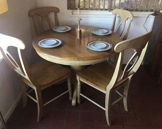 Beautiful dining table - Like new.
