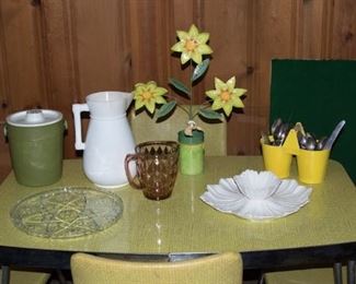 Vintage 1950's kitchen table with 4 chairs and 1 leaf