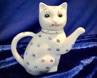 Vintage Cat Teapot Décor 