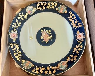 Porcelain plate; original wood box