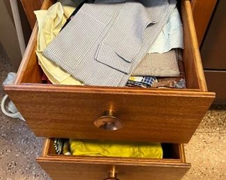 2 drawers of aprons