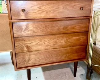 Harmony House Mid-Century chest of drawers