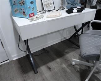 This desk top lifts up (shown in next photo)