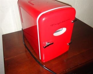 Mini Retro Desk Refrigerator (6 cans)