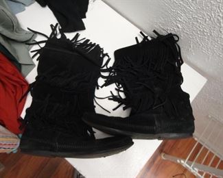 Minnetonka Boots size 10