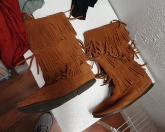 Minnetonka Boots Size 10