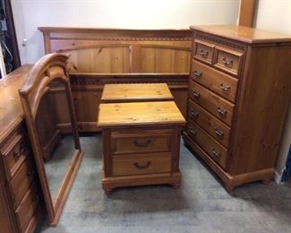 6 PIECE BASSETT FURNITURE BEDROOM SUITE, CHEST OF DRAWERS, DRESSER WITH MIRROR, KING SIZE BED AND 2 NIGHTSTANDS