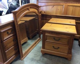 6 PIECE BASSETT FURNITURE BEDROOM SUITE, CHEST OF DRAWERS, DRESSER WITH MIRROR, KING SIZE BED AND 2 NIGHTSTANDS