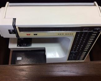 VTG. NEW HOME SEWING MACHINE &