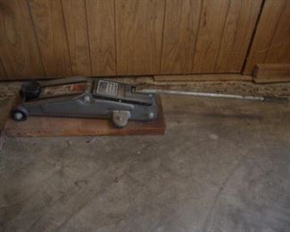 Hydraulic floor jack