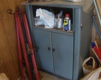 Screw jacks and metal cabinet