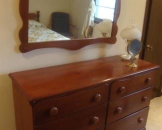 Maple dresser with 6 drawers and mirror